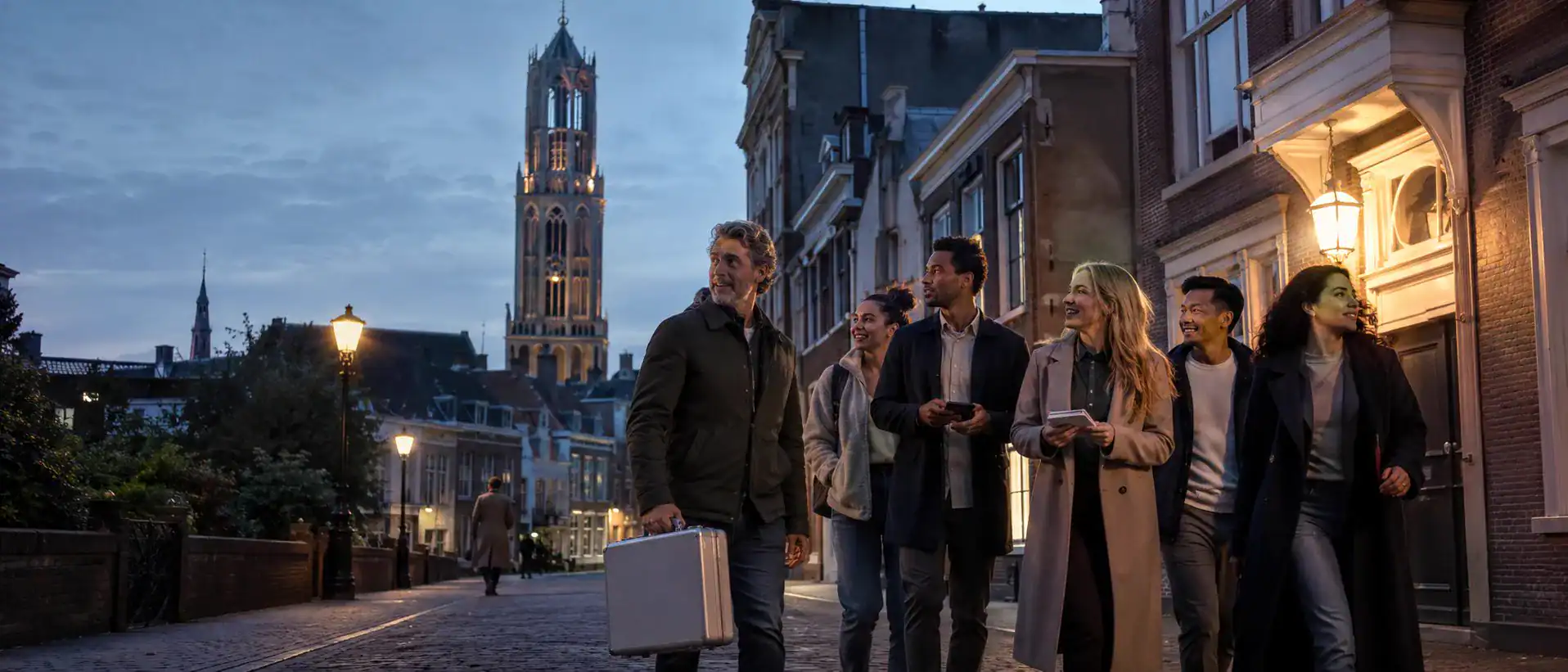 The Game van NEVERREST, team in de stad tijdens de filmische citygame met acteurs